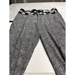 Lululemon Athleisure Pants Black White Departure 7/8 Cropped Floral Print Sz 6